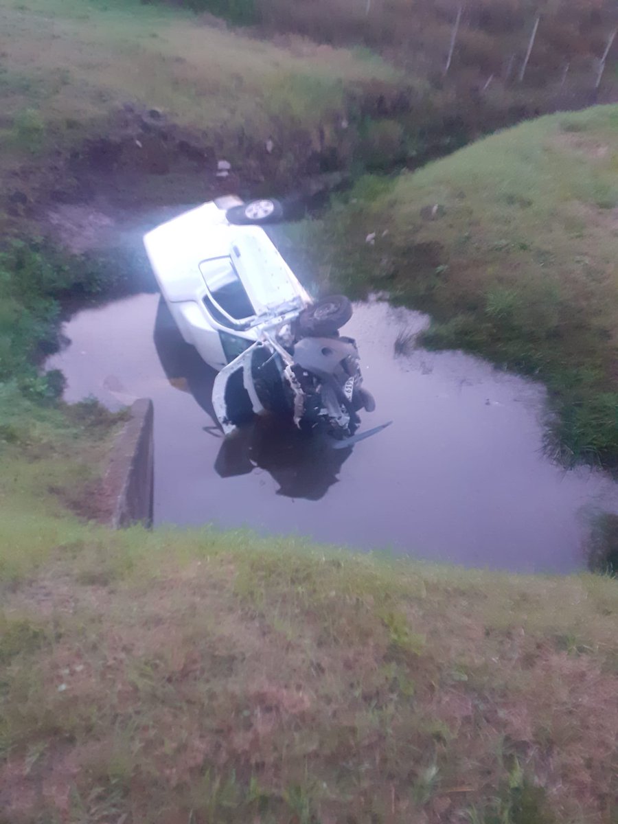 alternativadura's tweet photo. #Ahora #Durazno Siniestro fatal de tránsito a la altura del km 203 de ruta 5. Un ómnibus de transporte interdepartamental y una camioneta colisionaron en forma lateral. Luego del impacto la camioneta despistó y volcó. El conductor de la camioneta falleció en el lugar. https://t.co/T8ZYIf3VrY