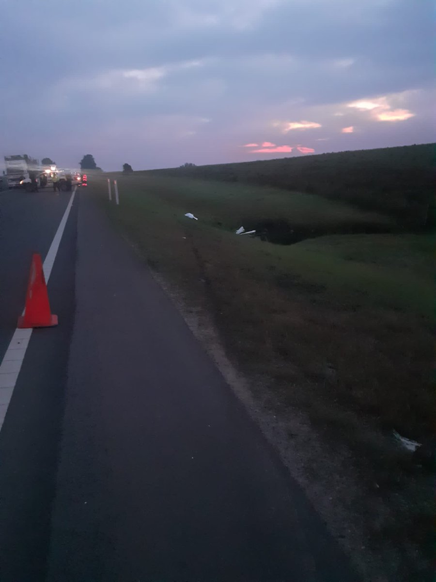 alternativadura's tweet photo. #Ahora #Durazno Siniestro fatal de tránsito a la altura del km 203 de ruta 5. Un ómnibus de transporte interdepartamental y una camioneta colisionaron en forma lateral. Luego del impacto la camioneta despistó y volcó. El conductor de la camioneta falleció en el lugar. https://t.co/T8ZYIf3VrY