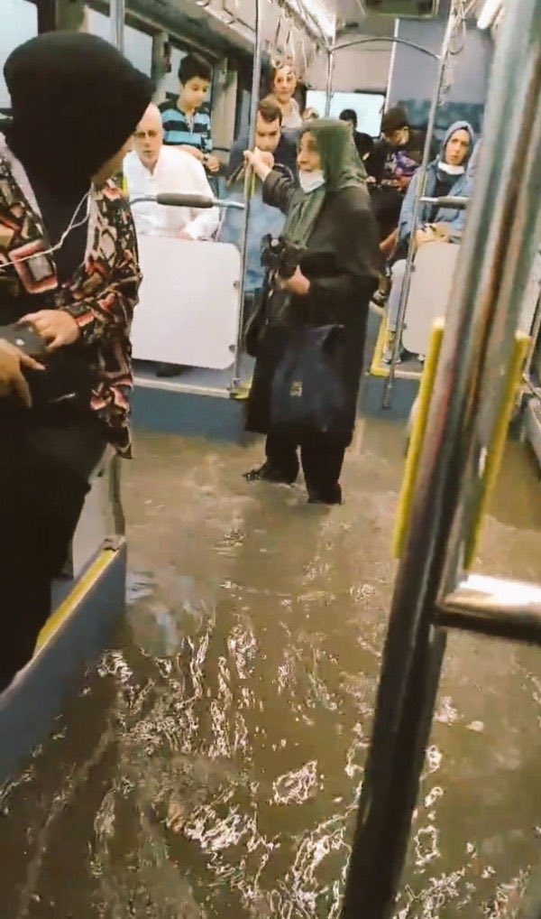 İnsanlara şunu yaşatan bir belediye başkanının gözü Cumhurbaşkanlığında… Bu ülkenin en büyük problemi bu işte. Sorumsuzluğun, başarısızlığın, ihanetin verdiği herhangi bir kaygı yok. Adam hala kendini en ciddi aday görebiliyor. Bunu hakaret olarak görmesi gereken bir halk yok.