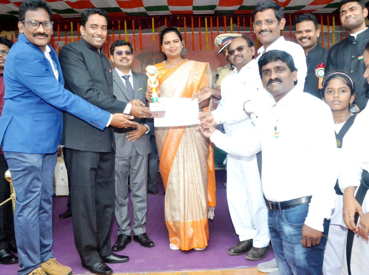 GVMC_VISAKHA's tweet photo. The GVMC tableaux with "No Plastic Theme" bagged First Prize at District Level Independence Day event. Health Minister Smt. Vidadala Rajini and Collector Dr Mallikarjuna presented the award to the GVMC. Proud movement for entire Team of GVMC.
#VizagSaysNotoPlastic
#IsupportVizag https://t.co/Fp0bkP2clU