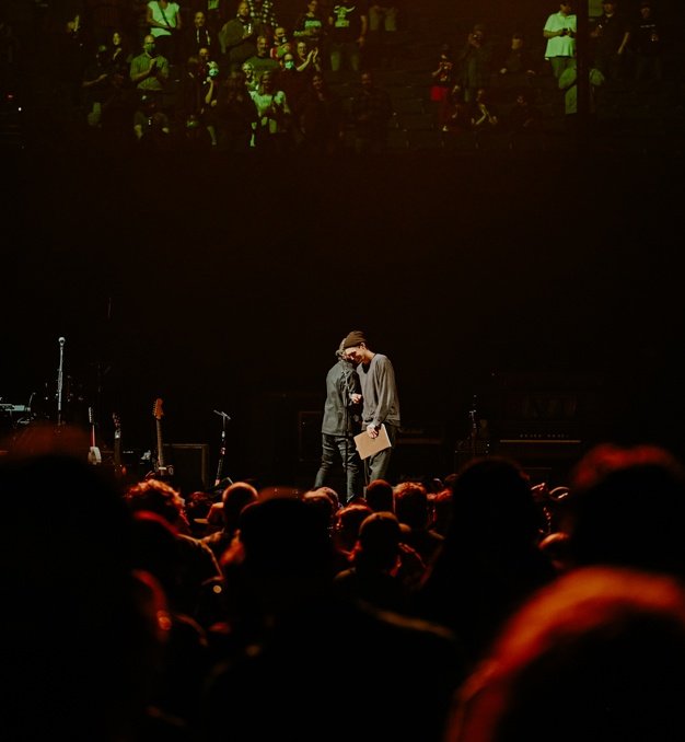 joshkbrasil's tweet photo. Eddie e Josh.
❤️🌐
.
.
@orgmusiclabel
#joshklinghoffer #pluralone #Joshinho #pearljam #eddievedder #jeffament #mikemccready #stonegossard #mattcameron #boomgaspar #gigaton #thisistheshow #turnê #Josh #tour #show #rock #festival
📸: TopShelfMusic https://t.co/efxUguWx0P