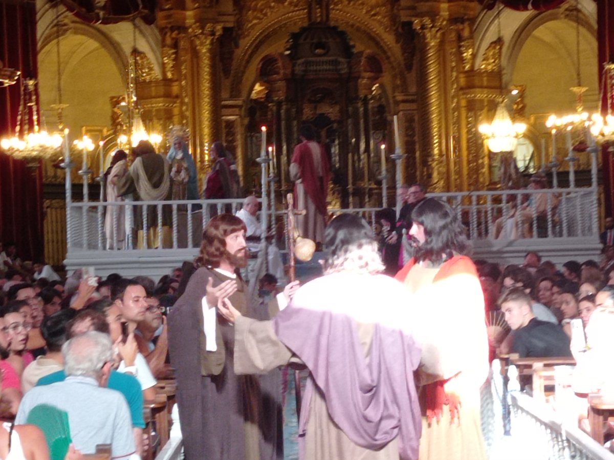 ua_biel's tweet photo. Amb gran goig, sens improperi,/ som ací en breu portats./ Cert és aquest gran misteri/ ser ací tots ajustats./ De les parts d'ací estranyes/ som venguts molt prestament/ passant viles i muntanyes/ en menys temps d'un moment. Hui, la Festa major d'Elx corona la Marededeu d'Agost. https://t.co/cPEpdJnJco