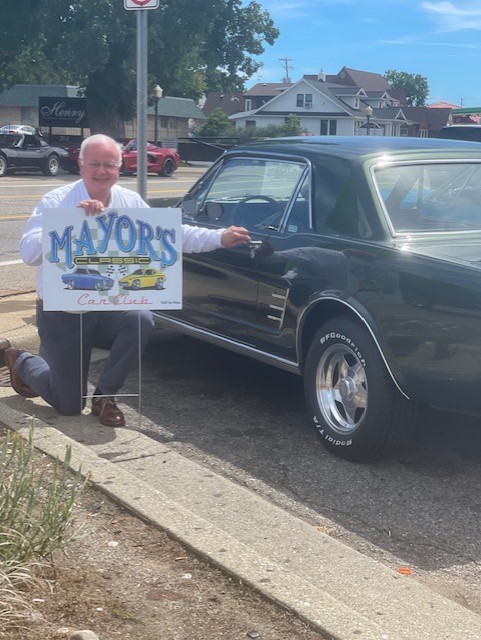 Mayor Mark Behnke gets in on the #CityHallSelfie fun with appreciation for this car he saw in the city, and a Mayor's Classic Car Club sign. 😎🚗
<a href="/ELGL50/">ELGL: Engaging Local Government Leaders</a> @CityHallSelfie