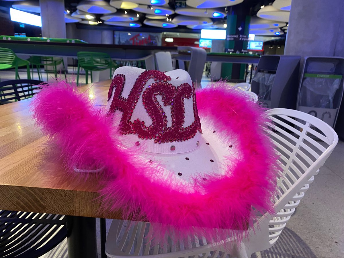 LAxDiaries's tweet photo. Todays the day- 
If you would like to collect your papers early, just look for the cowboy hat!  @ScotiabankArena @HSHQ @HLDTour @Harry_Styles @hsloutfits #lottorontofp #torontolot 

When you approach this hat: you’ll be approaching Arielle 🤍❤️🤍❤️ https://t.co/mqlnrcDCLp