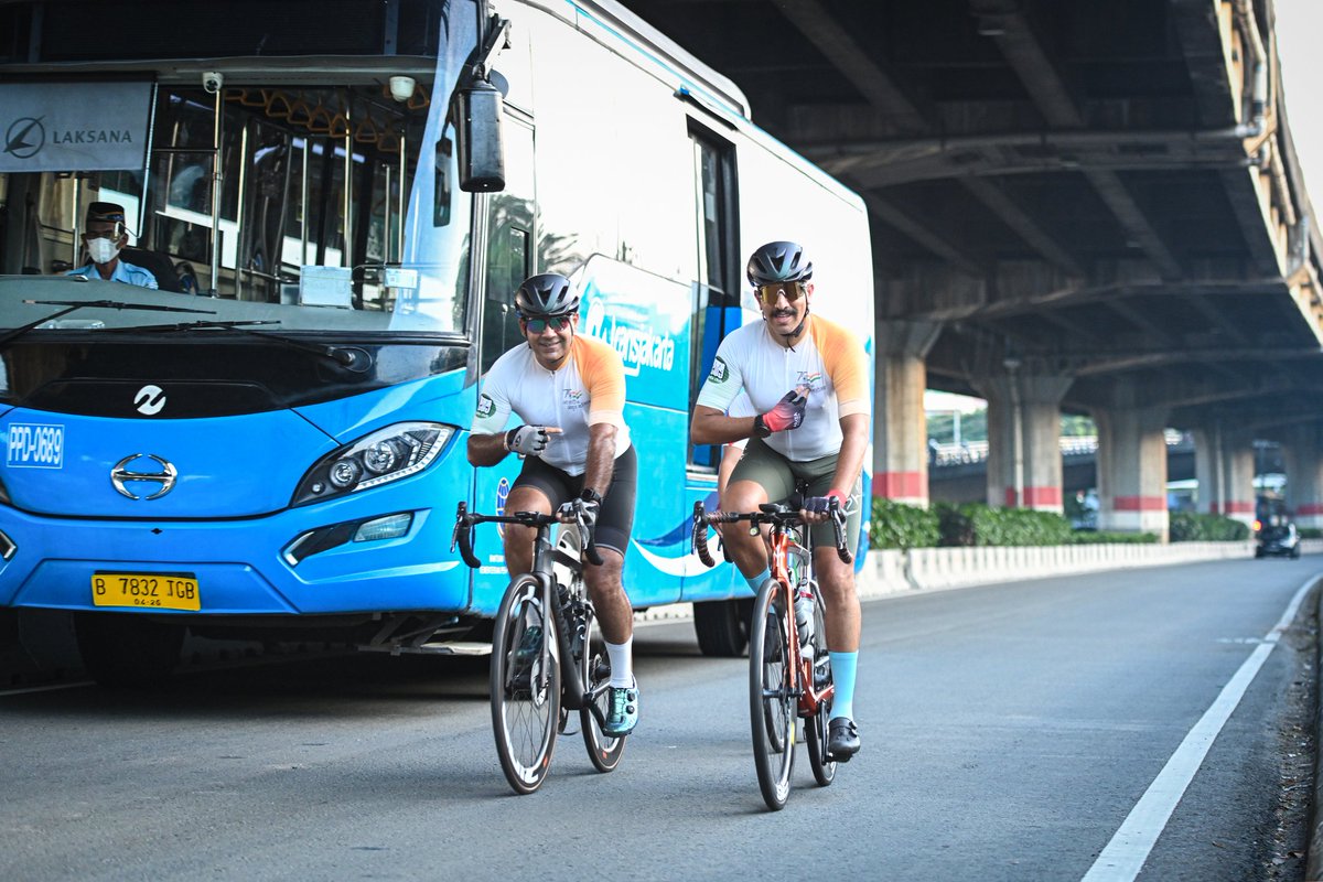 IndianEmbJkt's tweet photo. Indian community in Jakarta is all excited about 76th Independence Day. To commemorate the day under #AzadiKaAmritMahotsav, Mr. Shailendra Halbe &amp; Mr. Rahul Thukral completed a 75.77 km bike ride today. #IndiaAt75 #HarGharTiranga #AmritMahotsav https://t.co/WrE7ku7bHA