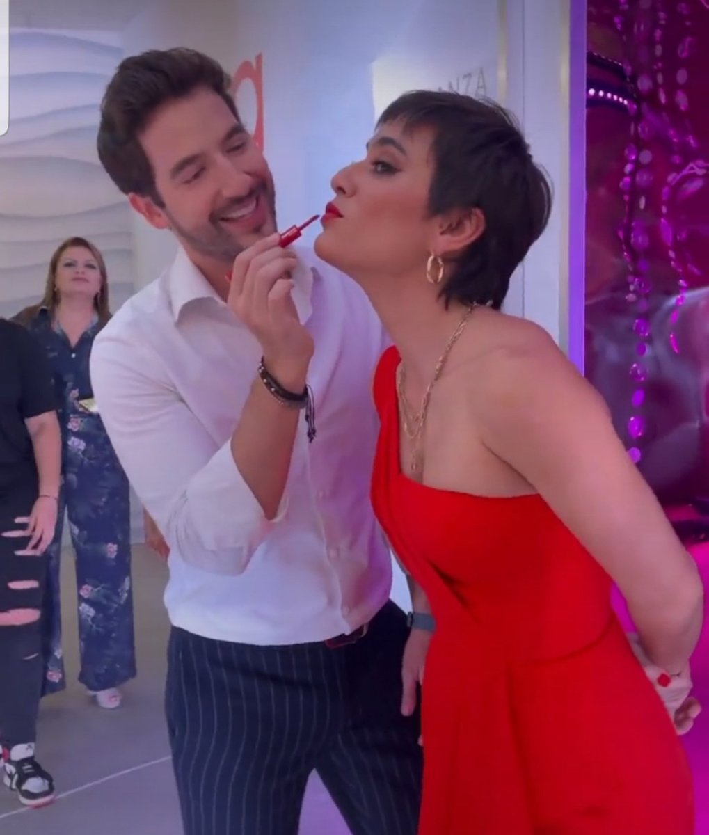 TCharleimy's tweet photo. Esta foto me hace recordar   cuando cada vez veíamos que yeimy tenía labial rojo 🤣🤣🤣 siempre pensábamos "Charly la besaaaaa" https://t.co/4WME91Y58L