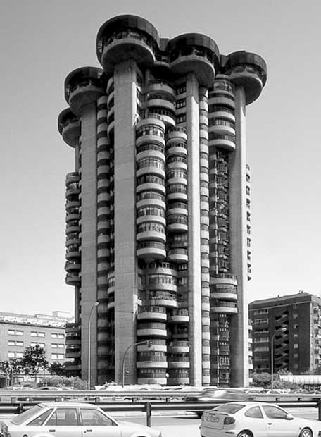 Speedmaster72's tweet photo. #BrutalMonday
"Torres Blancas tiene su origen en la voluntad de Oiza de ofrecer una vivienda que fuera la síntesis entre la Torre St. Mark's de Wright y la Unidad de Habitación de Le Corbusier, revestido todo ello con un ropaje más a lo Rudolph. Yo le ayudé en esas cosas" (Moneo) https://t.co/TkgQvNWk4m