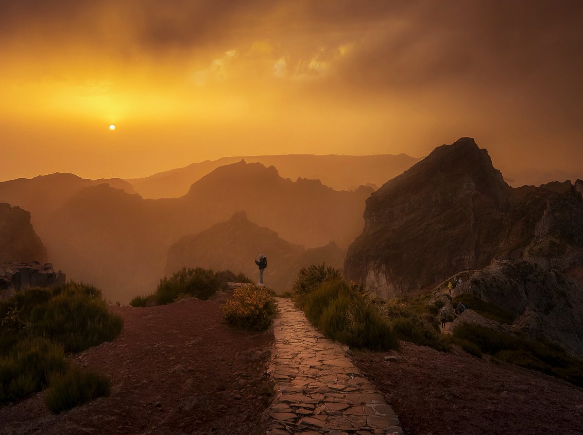 Imanolzuaznabar's tweet photo. Esta semana vamos con la elección de la foto de Febrero para el calendario del 2023😊Desde la luna llena saliendo en Izaña, a nubes asperitas sobre el Teide,un atardecer en Madeira o un rinconcito de Anaga.
Encuesta en el siguiente tweet⬇️ https://t.co/tAEhlgbAHr