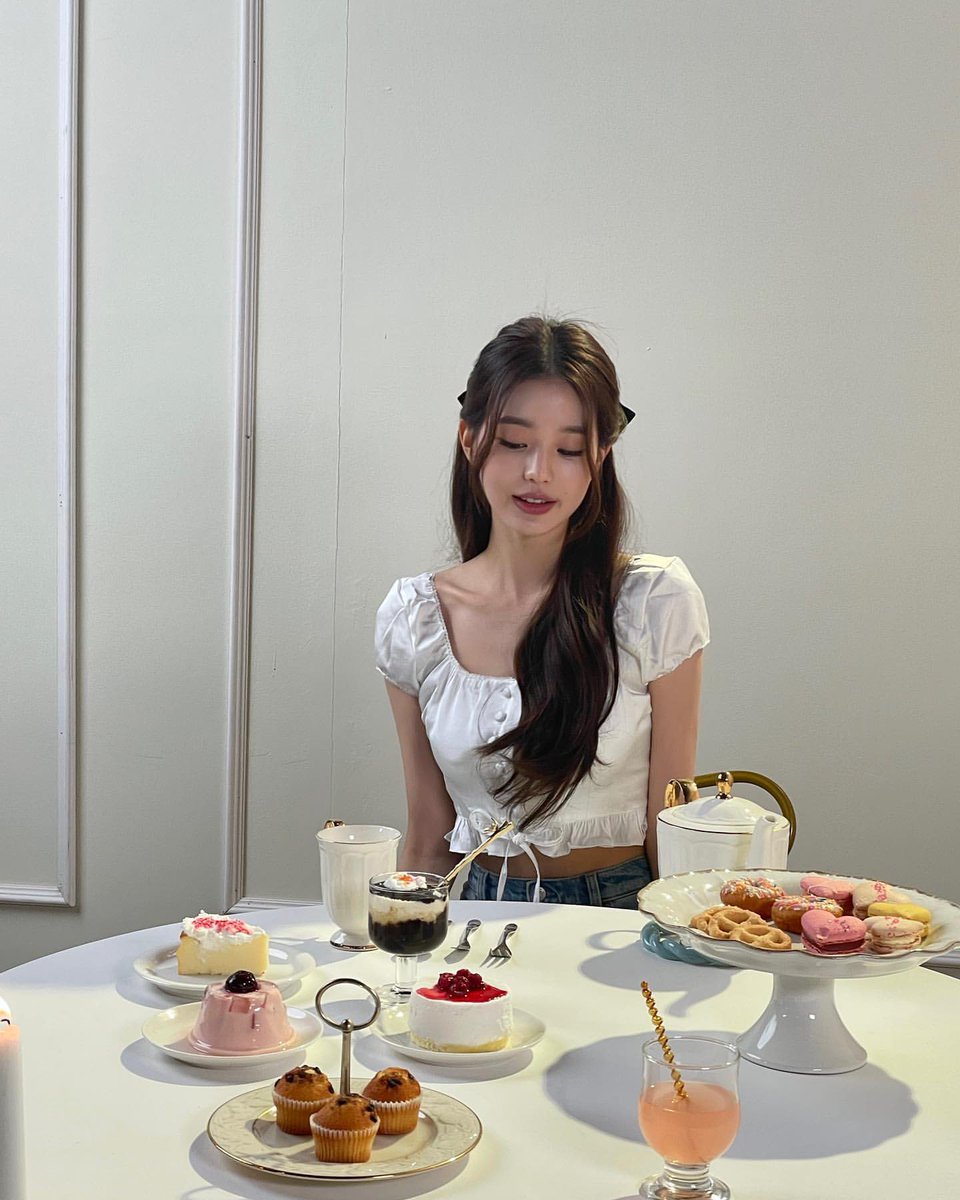 _wonyoungive's tweet photo. dessert this, dessert that! they all coming in at once and i can't eat them all since its too many. would you care to spend some time you have to eat the desserts with me? we can talk about anything while spending time and foods. ｡･:*˚:✧｡ https://t.co/lnLjtApNiR
