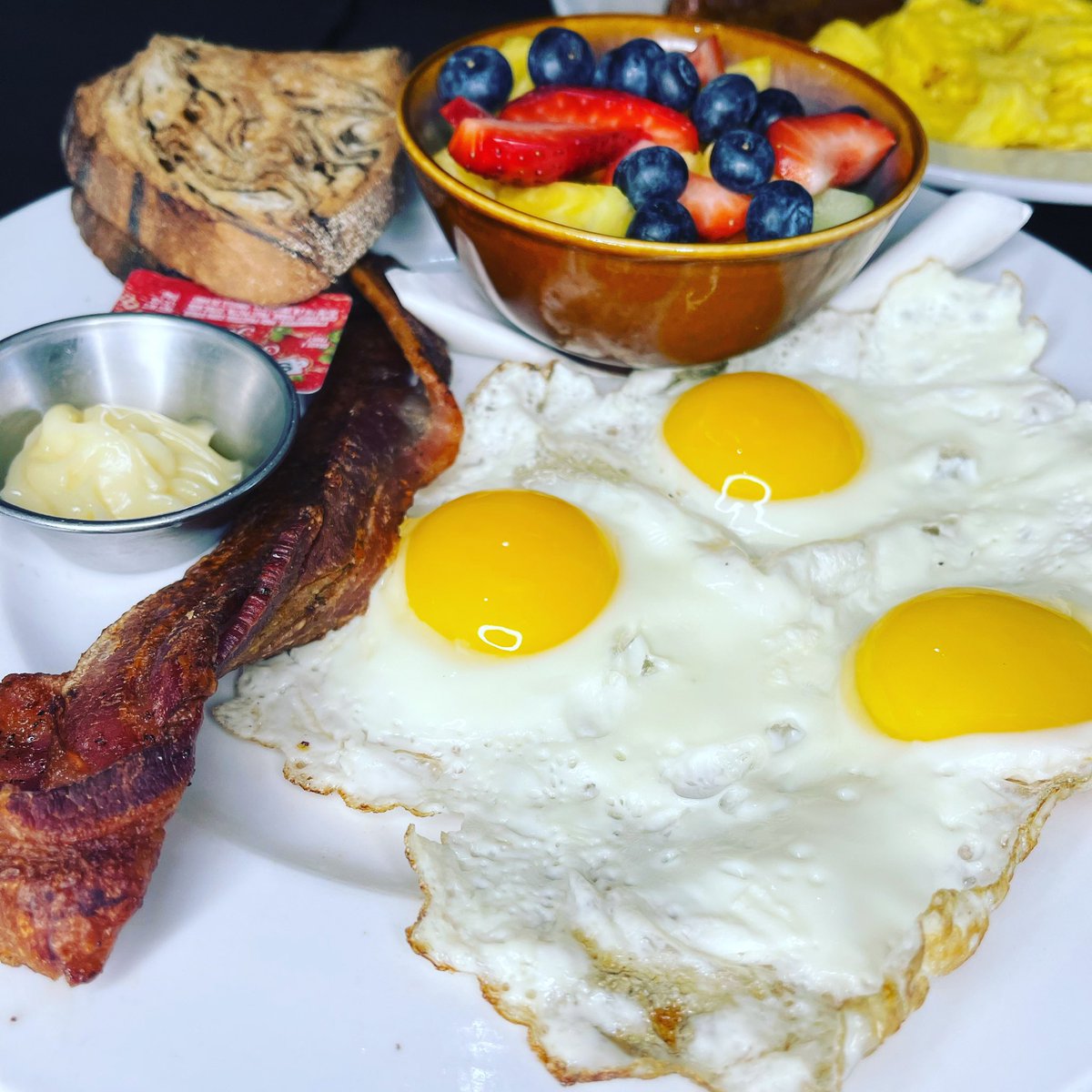 Wakey wakey! Eggs and bakey!!! 
.
.
.
.
.
#mondaymotivation #mondaymood #bigfood #eggsandbacon #baconandeggs #bacon #eggs #breakfast #brunch #breakfastclub #breakfastideas #breakfasttime #brunchchicago #brunchclub #chifood #chifoodie