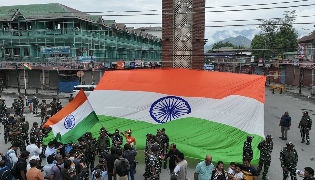 It made for a sight to behold when 750 sq ft National Flag was displayed at historical #LalChowk by Srinagar Sector #CRPF in collaboration with @HMIDarjeeling All the civilians n force personnel came together to sing the national anthem n salute the tricolour. @JKZONECRPF @MoDmv