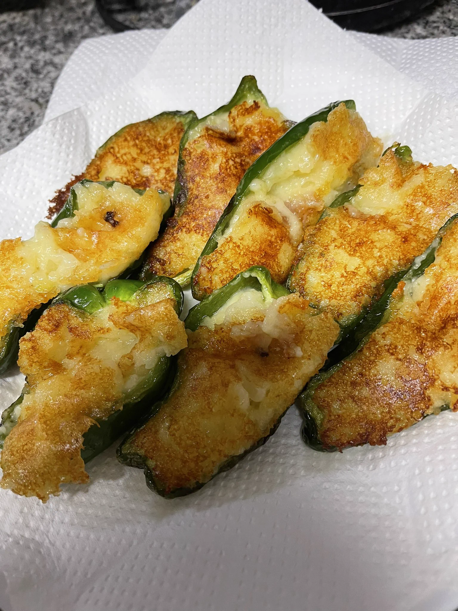 アレンジしておかずにしました🤣
ハチミツ、砂糖をやめて塩、ニンニクをいれました！ピーマンに詰めて焼きました👍子供達も喜んで食べてますw  