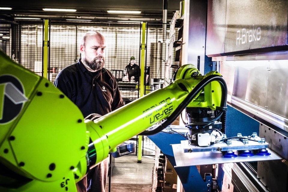 KFELtd's tweet photo. A peek into the high-tech factory that is QBTEC in #holland to see the people &amp; processes that make your high efficiency #kiremko #fryingrange 🔌💡🔦

The skill, attention to detail, automation &amp; sheer cleanliness is next level &amp; is what makes our ranges the best on the market! https://t.co/athhbcmySt