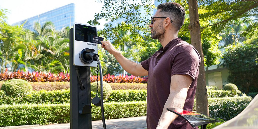 UK Construction Week tweet media