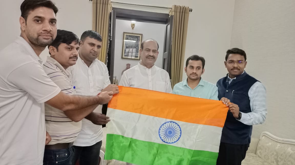 Priyank23830484's tweet photo. आजादी के 75 वें ���्वतंत्रता दिवस पर आज पूरा देश अमृत महोत्सव मना रहा है और हमें यह बताते हुए अति प्रसन्नता हो रही है कि आज हमने देश के माननीय  लोकसभा स्पीकर ओम बिरला जी से भेंट की और उन्हें तिरंगा सौंपा उसी के साथ उन्होंने हमें आश्वासन दिया कि वह हमारे साथ है @ombirlakota https://t.co/IKvBxJ1eeX