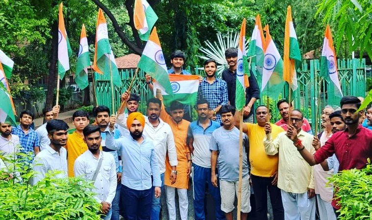 IMVishnoi29's tweet photo. आज स्वाधीनता दिवस के अवसर पर अखिल भारतीय विद्यार्थी परिषद, खालस��� इकाई (मध्य विभाग) के कार्यकर्ताओं द्वारा कॉलेज, SGTB ब्वॉयज स्कूल, शास्त्री पार्क, देव नगर मार्केट, नेताजी पार्क बेडनपुरा, बंजारा बस्ती ASD में #एकगांवएकतिरंगा 🇮🇳 अभियान के निमित ध्वजारोहण कार्यक्रम सम्पन्न हुआ ॥ https://t.co/y9GhtFGcGm