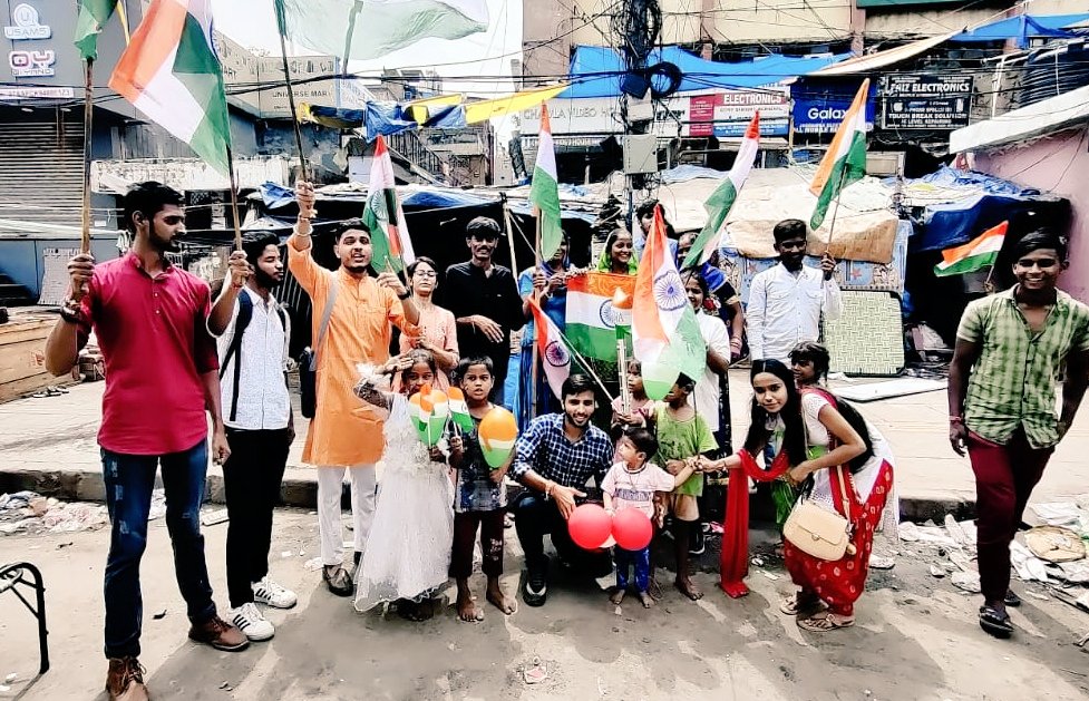 IMVishnoi29's tweet photo. आज स्वाधीनता दिवस के अवसर पर अखिल भारतीय विद्यार्थी परिषद, खालस��� इकाई (मध्य विभाग) के कार्यकर्ताओं द्वारा कॉलेज, SGTB ब्वॉयज स्कूल, शास्त्री पार्क, देव नगर मार्केट, नेताजी पार्क बेडनपुरा, बंजारा बस्ती ASD में #एकगांवएकतिरंगा 🇮🇳 अभियान के निमित ध्वजारोहण कार्यक्रम सम्पन्न हुआ ॥ https://t.co/y9GhtFGcGm