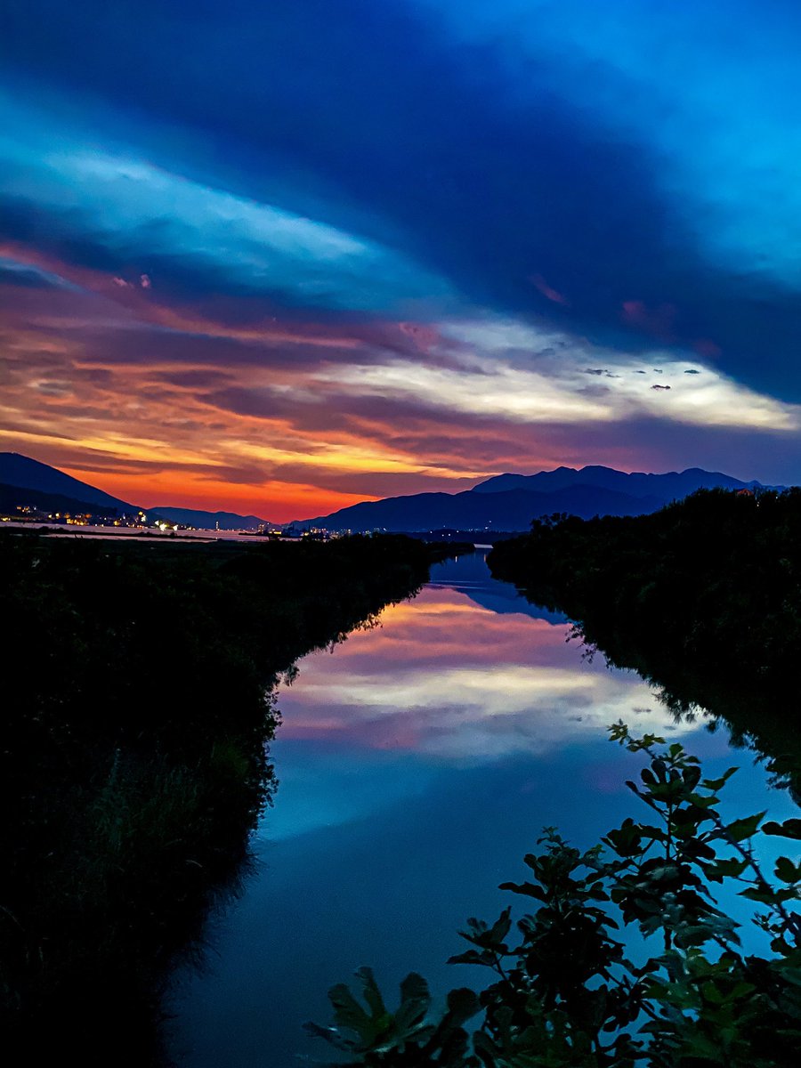 marijaries's tweet photo. Some sunsets are different https://t.co/d0P1iWvUCO