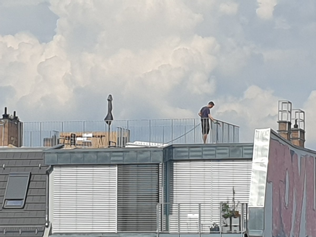 lexxox2's tweet photo. Wasserknappheit in Europa?
In der Berliner Dachgeschoss-Wohnung wird zur Abkühlung das Dach bewässert, vor dem angekündigten Gewitter
:/ https://t.co/wm7yxylwCP