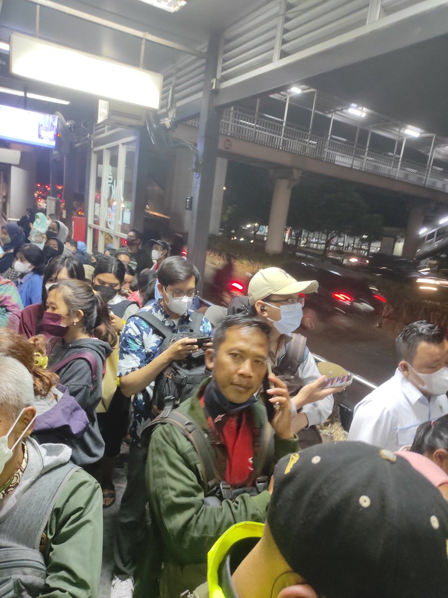 mathiaswenno's tweet photo. Penumpukan penumpang di halte BNN, Bus B22 dari Bekasi terlalu lama datang, Mohon dievaluasi @PT_Transjakarta @kemenhub151 https://t.co/rgmqTvBYOh