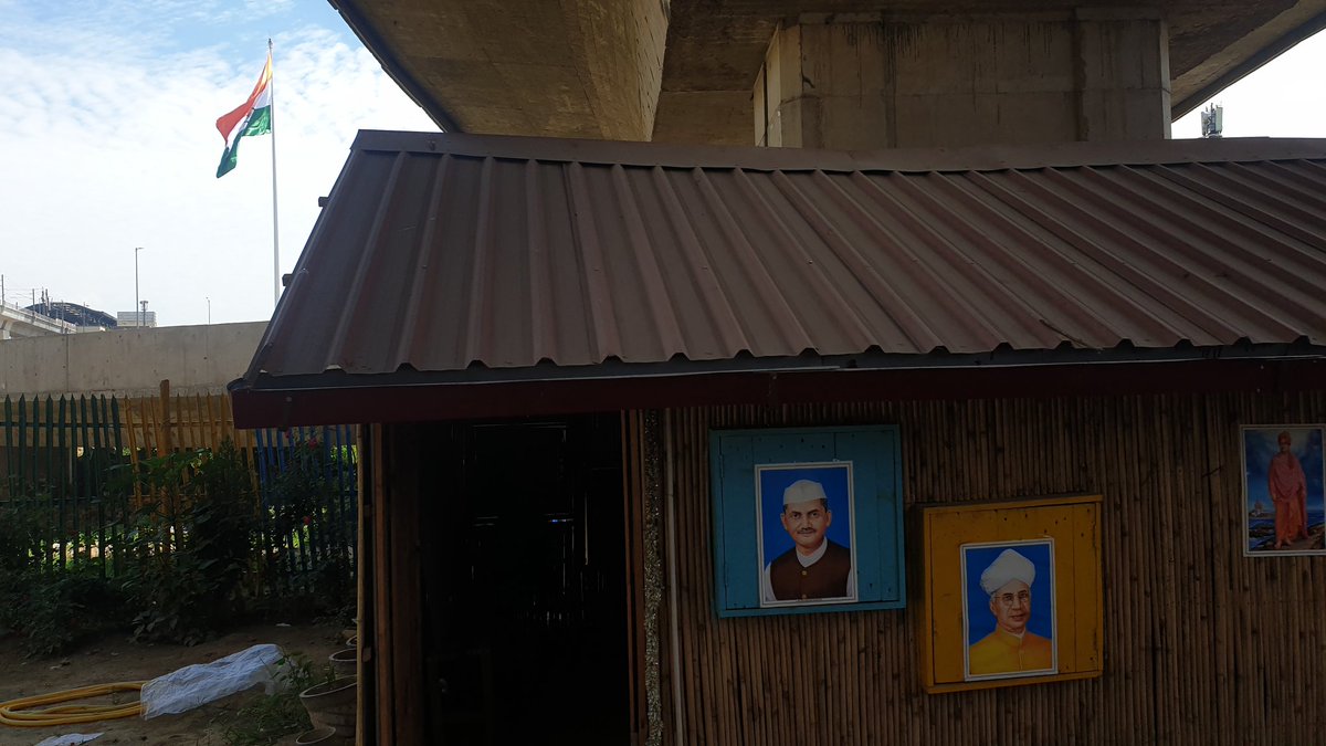 #IndiaAt75 
#school under the flyover!