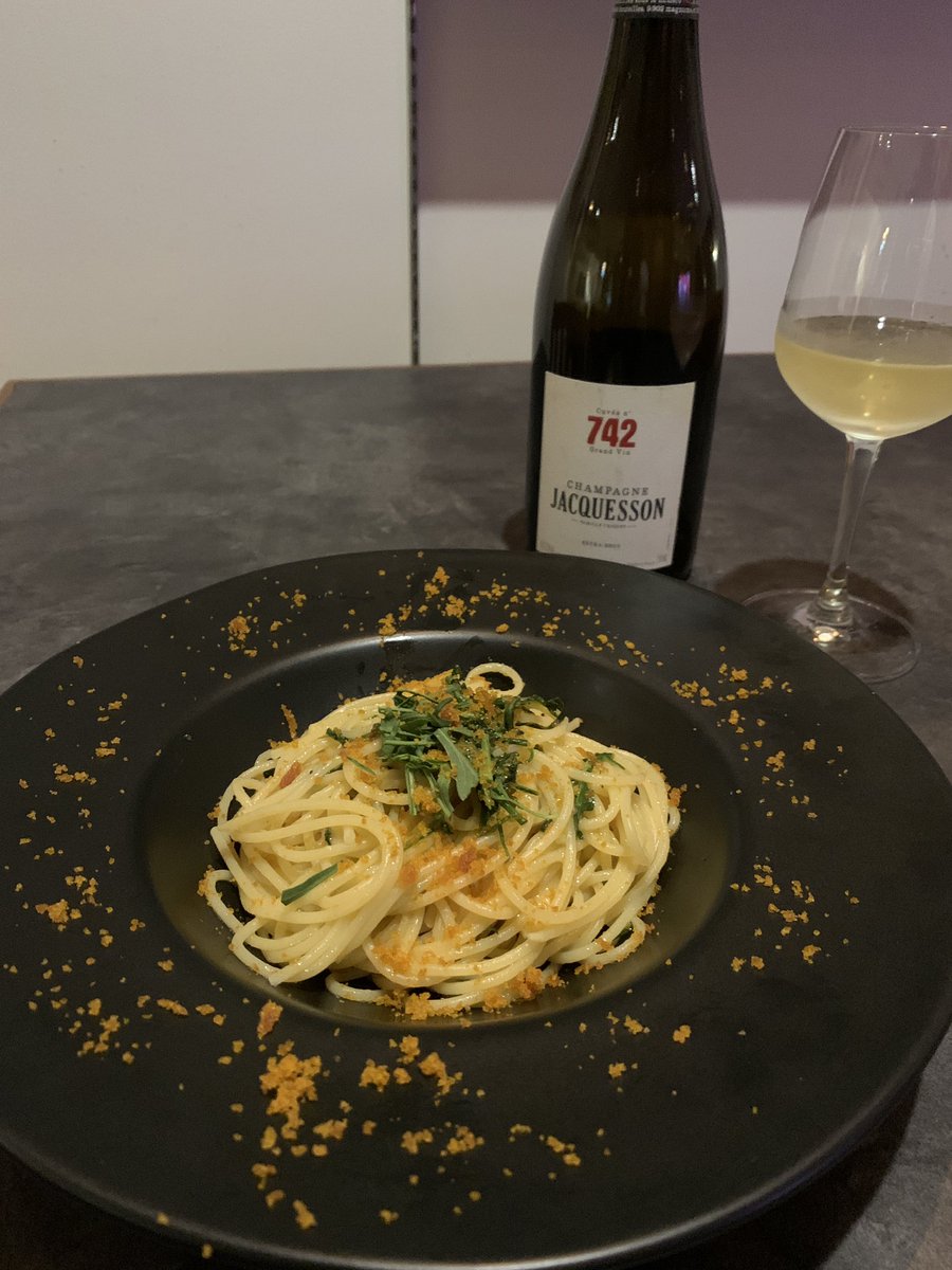 VindAnge1's tweet photo. [新メニュー]
フランス産カラスミとセルバチコのスパゲッティーニ🍝カラスミの繊細な塩気とセルバチコの香りがシャンパンにピッタリ🥂
数量限定ですのでお早めに🍾
#bangkok #champagne #ワインバー #トンロー https://t.co/Fpu0UrXzG5