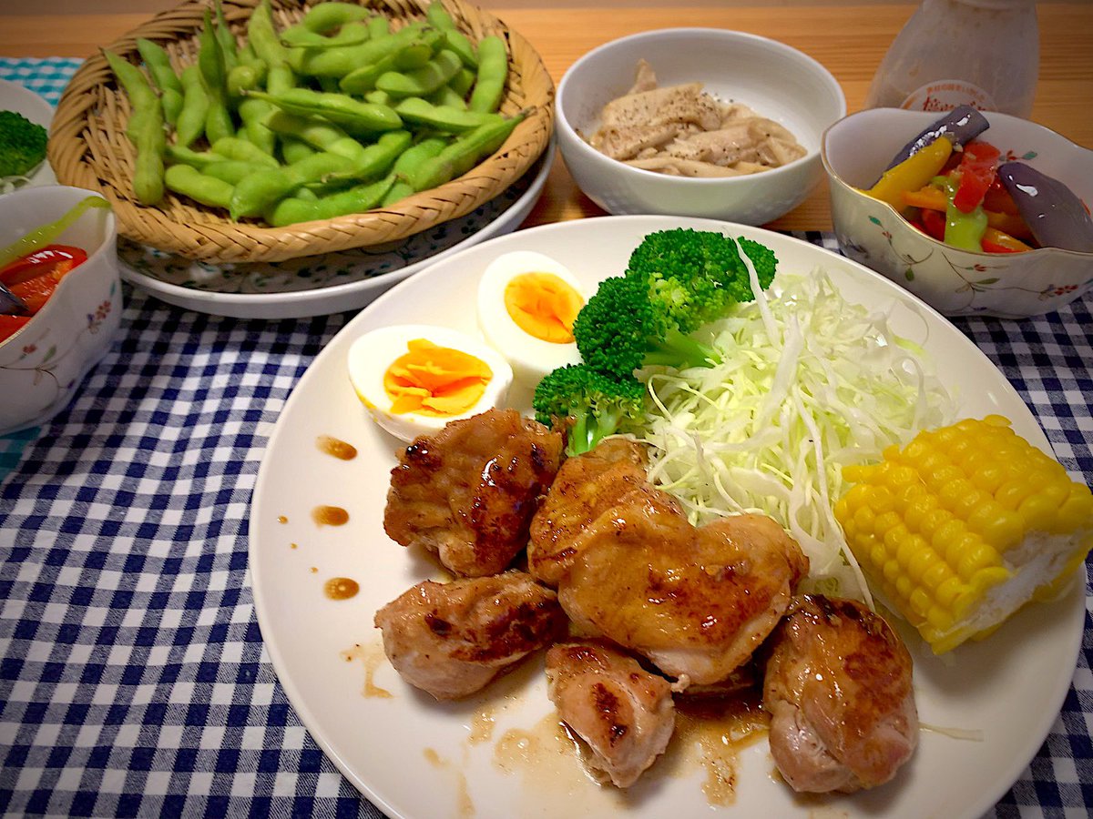 kameyasu's tweet photo. 久しぶりのスィングビーチテニスと
今日の男飯絆&女飯共作は鶏もも肉の照り焼きと夏野菜を満喫🎶
彼女が長野旅行でもらった野菜満載
と、甘~いトウモロコシめちゃ美味しかった😋
#ボンシック
#bonchic
#長野旅行
#小海
#山梨旅行
#鶏ももの照り焼き
#男飯
#女飯 https://t.co/KCb2F8YNhH