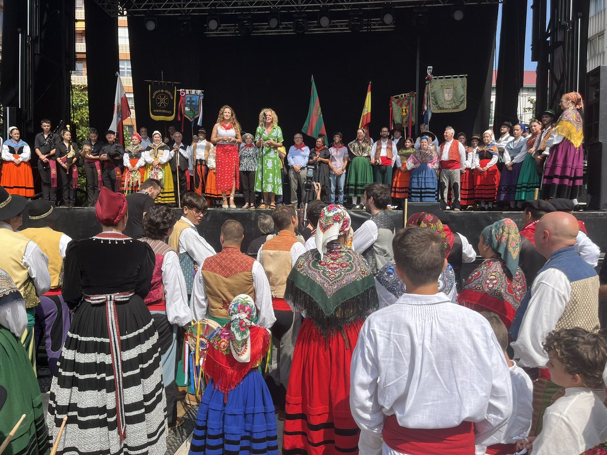 PSOETorrelavega's tweet photo. La jota es parte de nuestras raíces y nuestra historia, por ello, esta mañana el #BulevarLDemetrioHerrero se ha abarrotado para #lograr que la #Jota sea #declarada #PatrimonioCulturalInmaterialDeLaHumanidad.

#VirgenGrande22
#Torrelavega
#LaPatrona https://t.co/69mtigMXI0