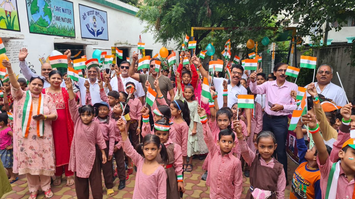 ClubMoradabad's tweet photo. आज रोटरी क्लब मुरादाबाद सेन्ट्रल द्वारा  *बेसिक स्कूल सराय गुलजारीमल* में ध्वजारोहण कार्यक्रम किया गया जिसमें लगभग 175 छात्र - छात्राओं व 8 शिक्षक शिक्षिकाओं ने भाग लिया । मुख्य अतिथि पी डी जी रोटेरियन सुधीर खन्ना जी द्वारा बच्चों व शिक्षक शिक्षिकाओं को उपहार वितरित किए गए। https://t.co/9wR6D86EGo