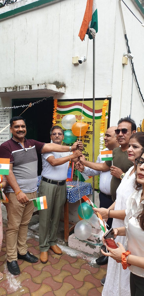 ClubMoradabad's tweet photo. आज रोटरी क्लब मुरादाबाद सेन्ट्रल द्वारा  *बेसिक स्कूल सराय गुलजारीमल* में ध्वजारोहण कार्यक्रम किया गया जिसमें लगभग 175 छात्र - छात्राओं व 8 शिक्षक शिक्षिकाओं ने भाग लिया । मुख्य अतिथि पी डी जी रोटेरियन सुधीर खन्ना जी द्वारा बच्चों व शिक्षक शिक्षिकाओं को उपहार वितरित किए गए। https://t.co/9wR6D86EGo