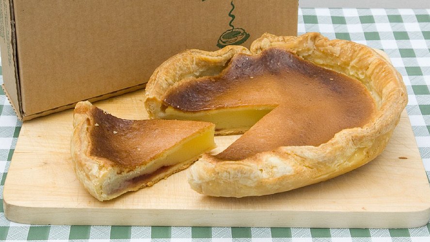 Bakewell Pudding. Who wants to try out the original receipts? (Including the 1727 version, and the ones with jam AND potato in them).
foodsofengland.co.uk/bakewellpuddin…