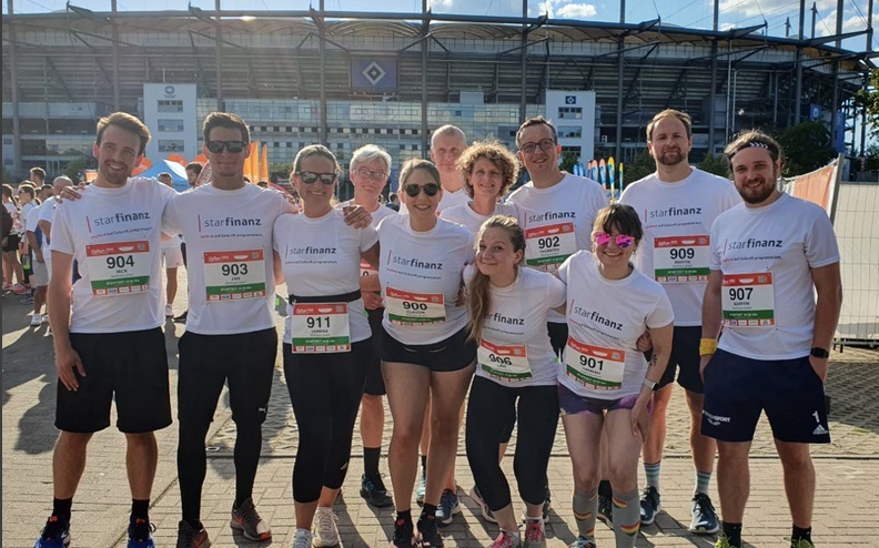 Letzte Woche fand in Hamburg der #b2run statt. Für 4800 Läufer:innen aus 260 Unternehmen ging es bei bestem Wetter auf die Strecke mit Zieleinlauf in das Volksparkstadion. Auch wir waren mit einer Laufgruppe dabei 😍 Super Leistung und auf ein Neues in 2023 💪
#gemeinsamaktiv