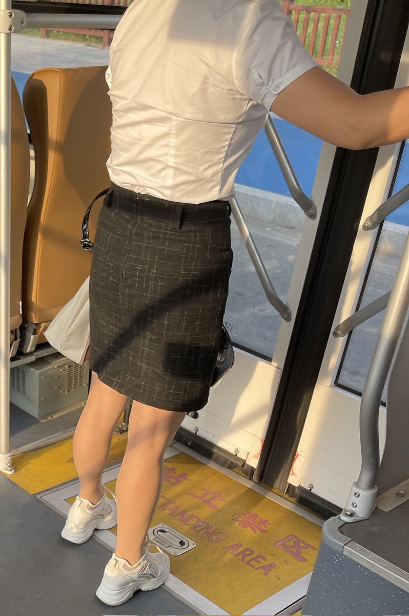 SiwaBoy7's tweet photo. 这腿在阳光的照射下很nice啊，兄弟们，你们猜她穿丝袜了吗？ #丝袜 #丝袜人妻 #街拍 #街拍美腿 #偷拍 #少妇 #少妇熟妇 #熟女 #制服丝袜 https://t.co/CjsHESdPKK
