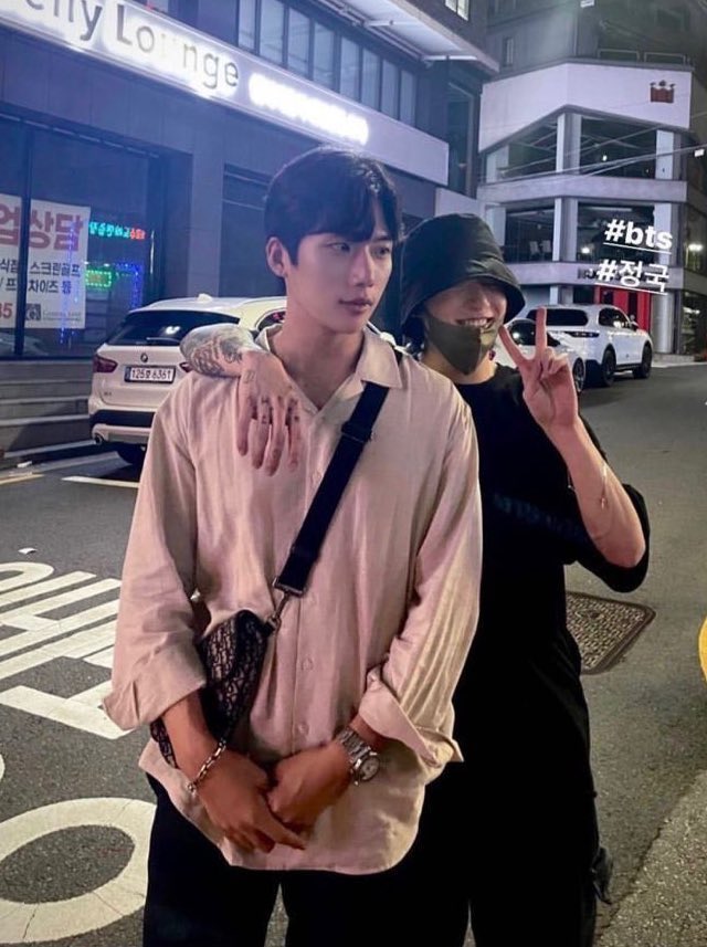 JeonJungkook_BR's tweet photo. Uma foto foi compartilhada por alguém que esteve com Jungkook recentemente:

“Eu tirei uma foto com Jungkookie ontem..”

O sorriso dele 🥹🥰 https://t.co/hKsGlJ8DuP