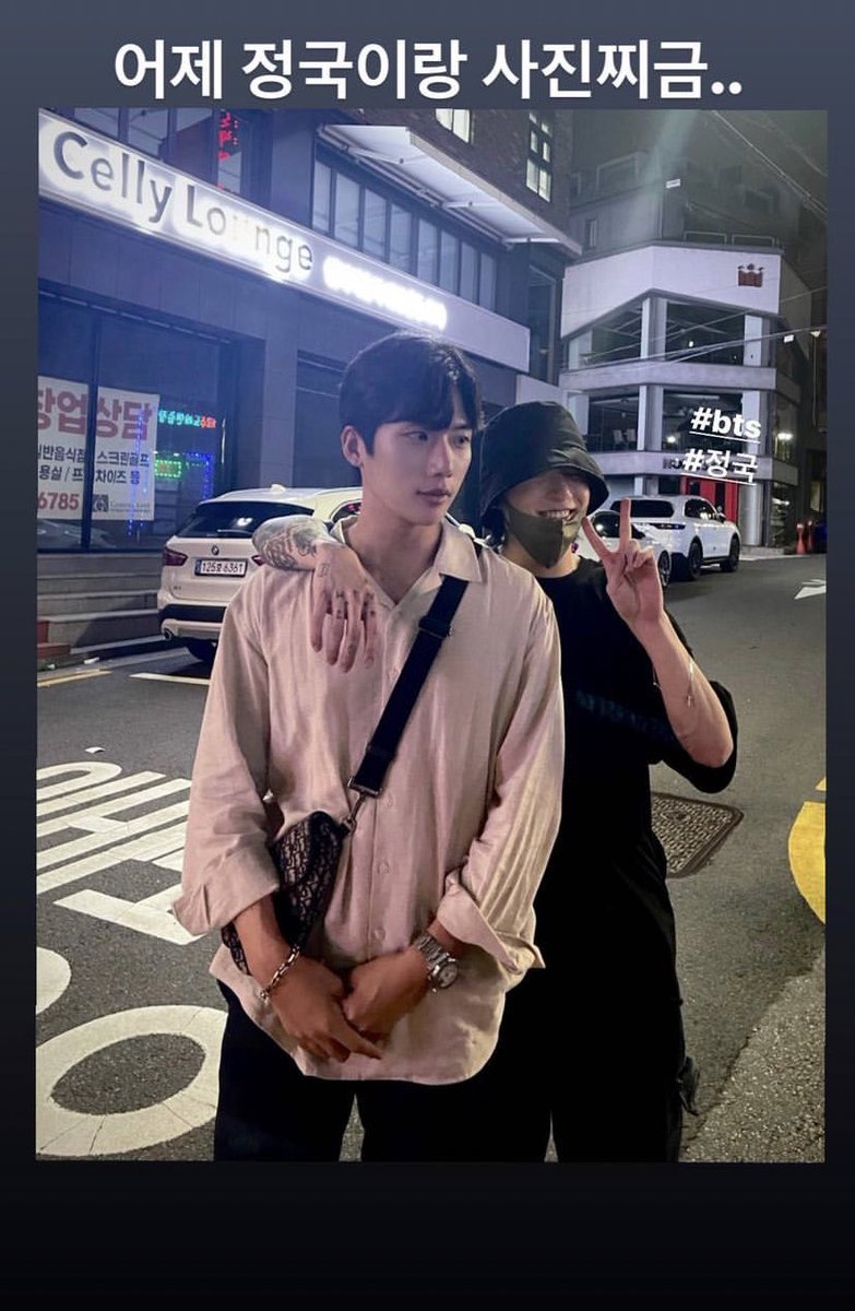 JeonJungkook_BR's tweet photo. Uma foto foi compartilhada por alguém que esteve com Jungkook recentemente:

“Eu tirei uma foto com Jungkookie ontem..”

O sorriso dele 🥹🥰 https://t.co/hKsGlJ8DuP