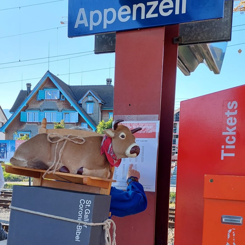 Die #StGallerCoronaBibel reiste am Samstag von Appenzell nach Luzern. Dort ist sie noch bis Ende Monat als #BibeldesMonats #August2022 zu sehen. Diesmal: Blättern erlaubt!

#PeterskapelleLuzern <a href="/BibelwerkCH/">Bibelwerk_Schweiz</a> <a href="/BistumSG/">Bistum St. Gallen</a> <a href="/kathluzern/">Kath. Kirche Luzern</a> <a href="/TheologieLuzern/">Theologie - Universität Luzern</a> coronabibel.ch