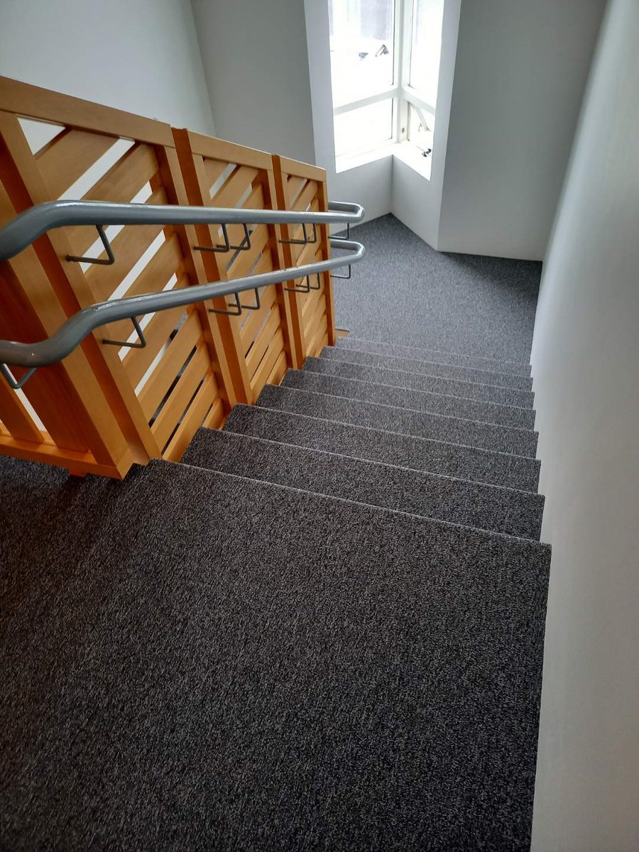 Við óskum íbúum að Lautasmára 47, 201 Kópavogi  til hamingju með nýja gólfteppið. 
Þau völdu e-Blitz lit 195 á sameignina.