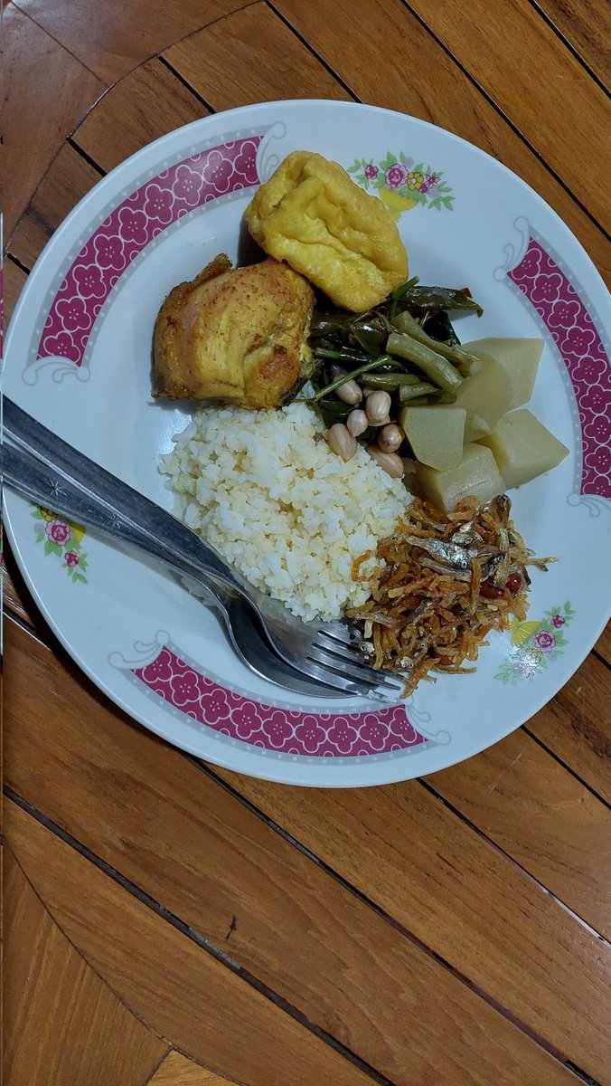 Berbuka puasa dengan Karbo 25% Nasi Padi 75% Nasi Ampok Jagung, dengan lauk sayur asem, ayam goreng, tahu goreng, dan sambal goreng kentang-teri, GI rendah jadi tidak mudah ngantuk di malam hari.