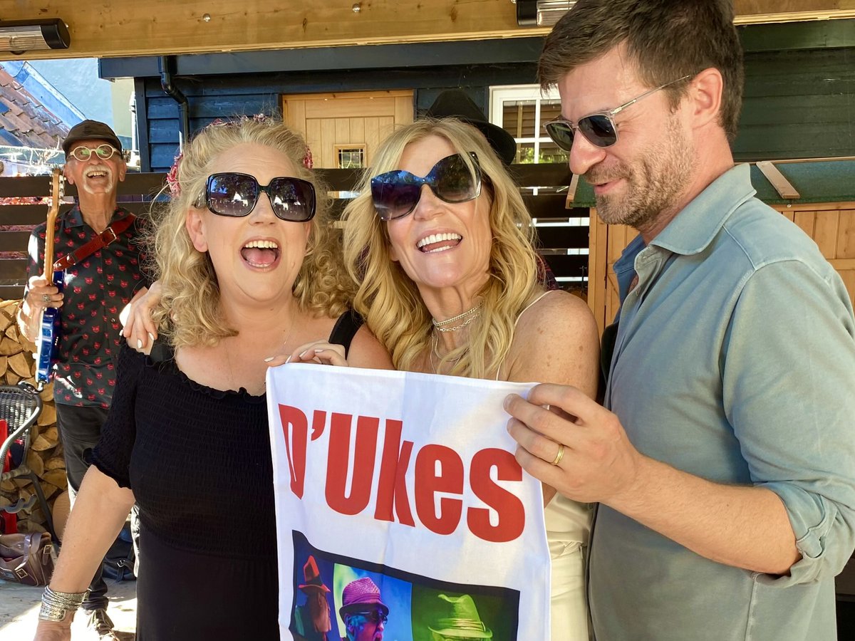 LordHornchurch's tweet photo. That was an amazing weekend with D’Ukes. Wedding party on Saturday for Michelle Collins aka Cindy Beale and a beer &amp; food festival on Sunday. #Eastenders #party #ukulele https://t.co/s1feGEGAK1