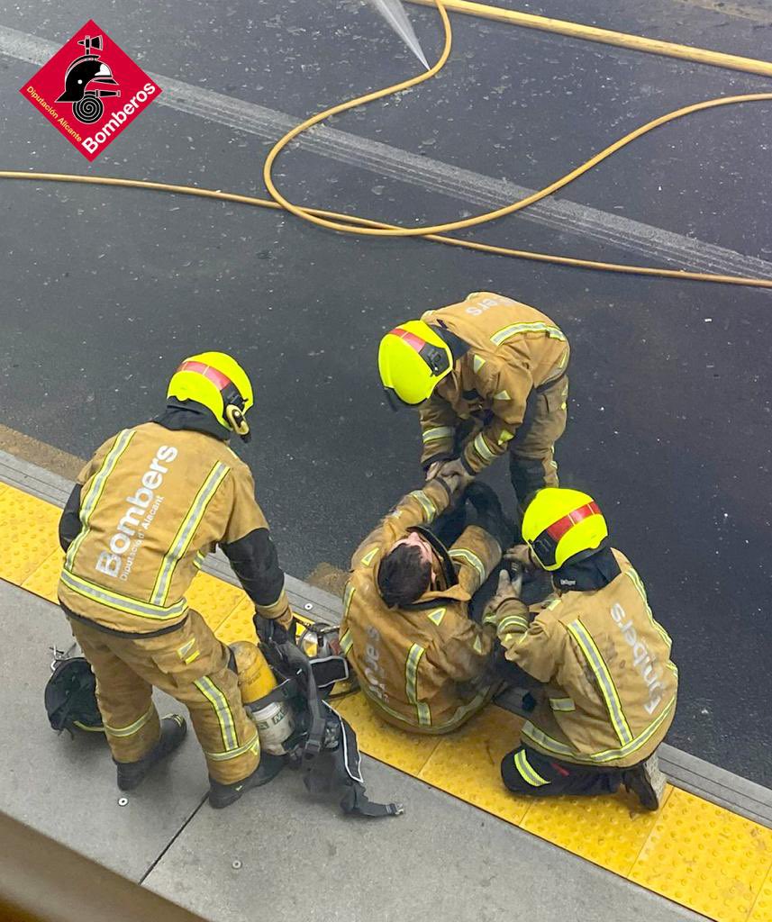 MonserrateHdez's tweet photo. A los pies de los agentes de los @BomberosDipuALC, que se juegan su vida para salvar la de los demás. Gracias a la @policiaelche, a todos los vecinos y a @CarlosGlez2021 y @_RamonAbad_ por su ayuda y cercanía. Un susto tremendo. Y una gran alegría que todos estén/estemos bien. 🙏🏼 https://t.co/BDWbx4KOpj