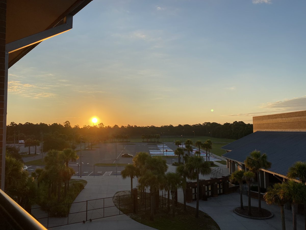 Let’s do this Titans! 🤩☀️🙌🏻🧡 This 2022-2023 school year will be the best one yet. Don’t forget to lead with grace and respect, be the reason someone smiles, be kind, and follow the Titan Creed 🟠Knowledge🟠 Strength🟠 Courage 🟠 Respect🟠 @UHSChenoweth <a href="/UHSTitans411/">Titans News NeTwork</a>