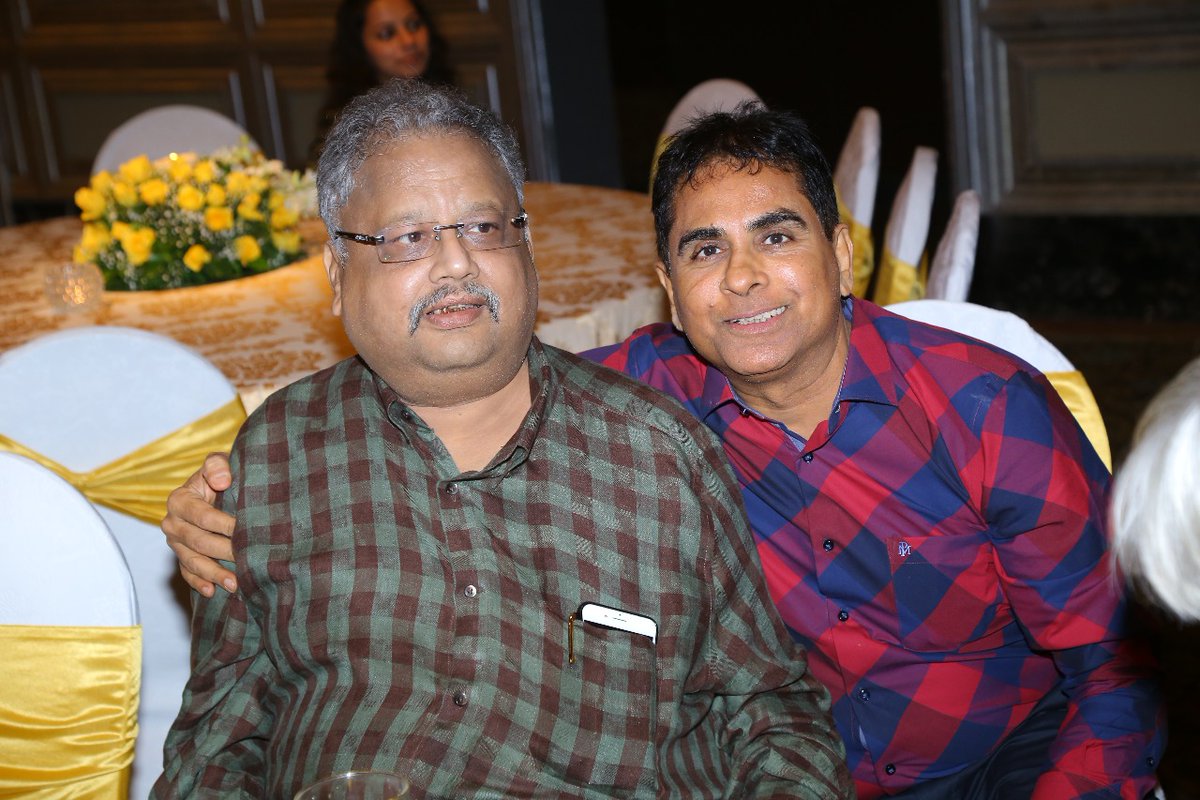 VijayKedia1's tweet photo. साथी मुझको याद करेंगे, भीगी-भीगी शामों में
लेकिन इक मासूम सा दिल भी, इन सारे हँगामों में
छुप-छुप के रोने का बहाना ढूँढेगा
मुझको मेरे बाद ज़माना ढूँढेगा. https://t.co/kQwC0YdiLQ