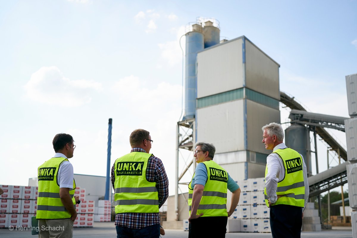 BMWSB_Bund's tweet photo. „Man kriegt den Gebäudesektor nicht klimafreundlich, wenn wir nicht mit anderen Materialien arbeiten und die, die wir haben, anders herstellen. Es ist wichtig, dass sich die Baustoffindustrie hier auf den Weg macht.“ – @klara_geywitz heute im Havelland-#Kalksandsteinwerk. https://t.co/hz7AXRlZrz