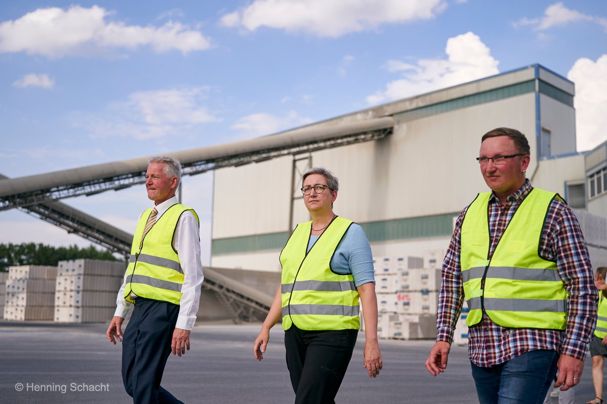 BMWSB_Bund's tweet photo. „Die #Kalksandsteinbranche zeigt, dass der Wille und Mut zur Veränderung da ist“, unterstrich @klara_geywitz weiterhin während der Besichtigung der Baustoffwerke Havelland in Oranienburg. #UnterwegsFürDasZuhause https://t.co/WV1KrLbMFP