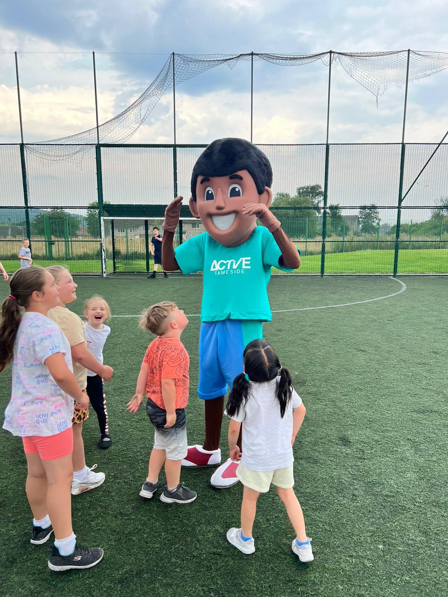 HAFTameside_'s tweet photo. Our camps had two surprise guests today! Active Ava and Zooming Zayn loved meeting all the children on the camps and hearing about all the amazing activities they have been up to 🏃🏼‍♀️🏆🎾🏏. @active_tameside #Fuel4Fun #HAF22 https://t.co/XXuN95G2qw