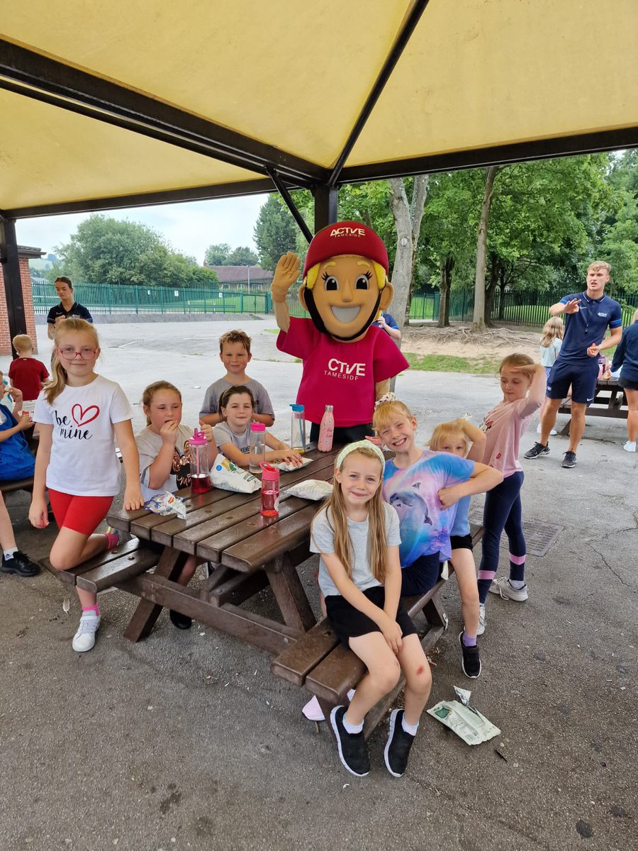 HAFTameside_'s tweet photo. Our camps had two surprise guests today! Active Ava and Zooming Zayn loved meeting all the children on the camps and hearing about all the amazing activities they have been up to 🏃🏼‍♀️🏆🎾🏏. @active_tameside #Fuel4Fun #HAF22 https://t.co/XXuN95G2qw