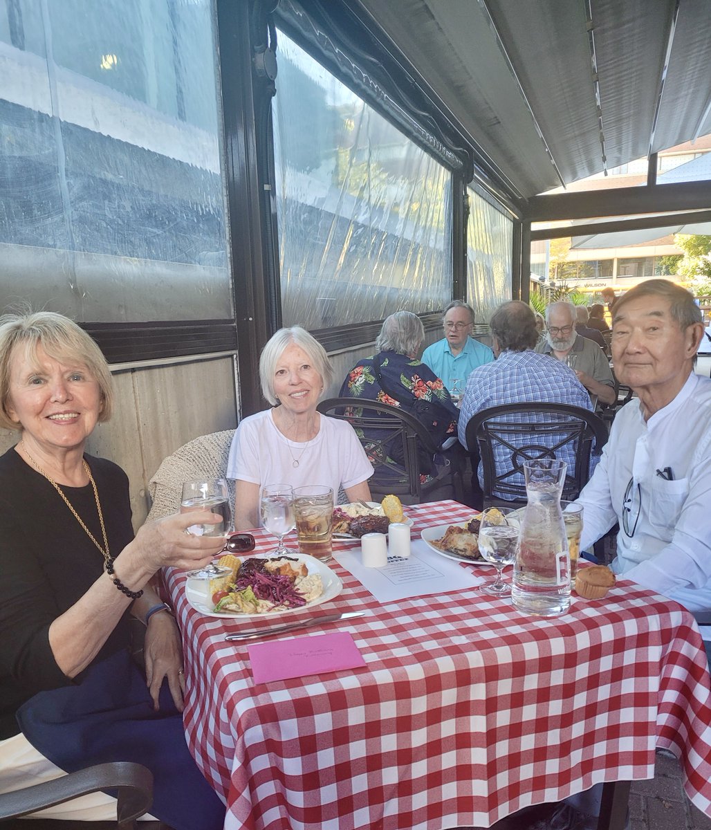TOFacultyClub's tweet photo. Thank you to our members for joining us last Friday with a delightful BBQ of the America's buffet! 📸 by Chloe Filteau #uoft #summerbbq #facultyclub #socialevents https://t.co/LUxrqlQICY
