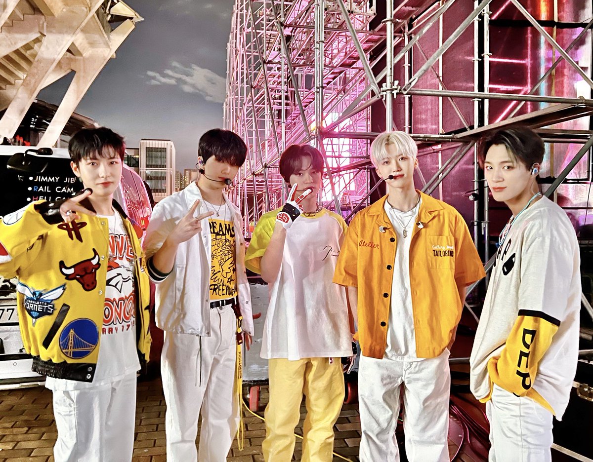 ranyualun's tweet photo. A sunny and beautiful day abetted by NCT ​​Dream wearing luminous yellow, where refreshing and thus charming. Complete the performance that arise always stunning, and capture the memories set on the backstage that's brighten by a dim glow, yet unveils irresistible handsomeness. https://t.co/6LGOnryRiL