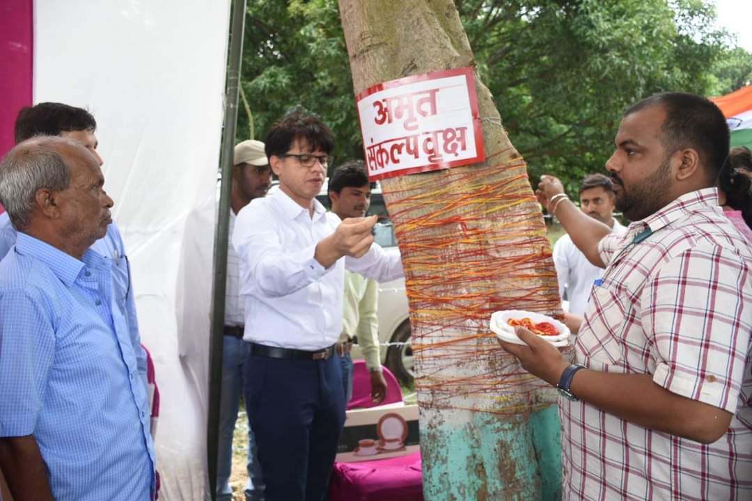 bdo_bkt's tweet photo. आओ हम संकल्प करें, एक बेहतर कल की, कल जो स्वच्छ होगा, हरा भरा होगा और सौहार्दपूर्ण होगा। 
#IndependenceDay2022 #AmritMahotsav #AmritSarovar #आज़ादी_का_अमृत_महोत्सव #अमृतमहोत्सव #अमृतसरोवर 
@UpRuralDev @mgnrega_up @MoJSDoWRRDGR @AmritMahotsav https://t.co/rp2uXb5XuD