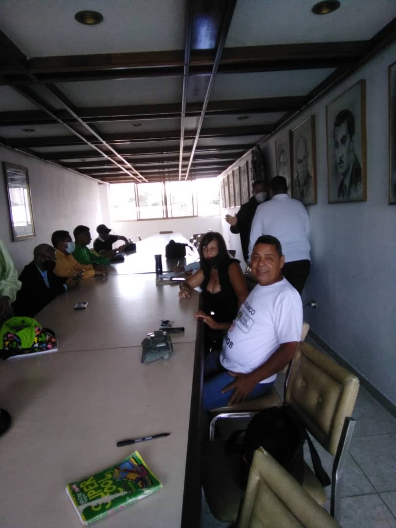 GuacaraAd's tweet photo. Los compañeros Honre Arcia y Marlene Rodríguez del CEM Guacara junto a la Compañera Norka Martínez miémbro del buró Seccional de la Secretaría de Descentralización, desarrollo, ciencia, tecnologica e inovación en el taller de Abordaje Comunitario https://t.co/qKNOGZHjeM